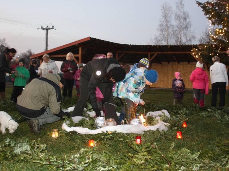 Ve Vidově děti zapálily vánoční spirálu. Pro místní byl ale připraven i živý betlém.