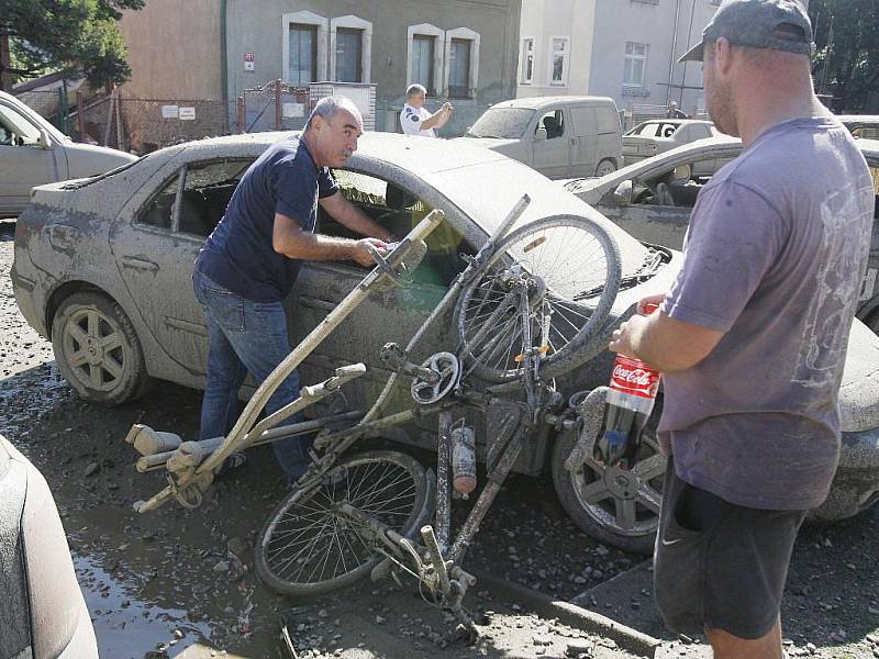 Českobudějovická Alešova ulice chvíli po výbuchu, kte­rý poškodil téměř čtyřicet zaparkovaných aut.