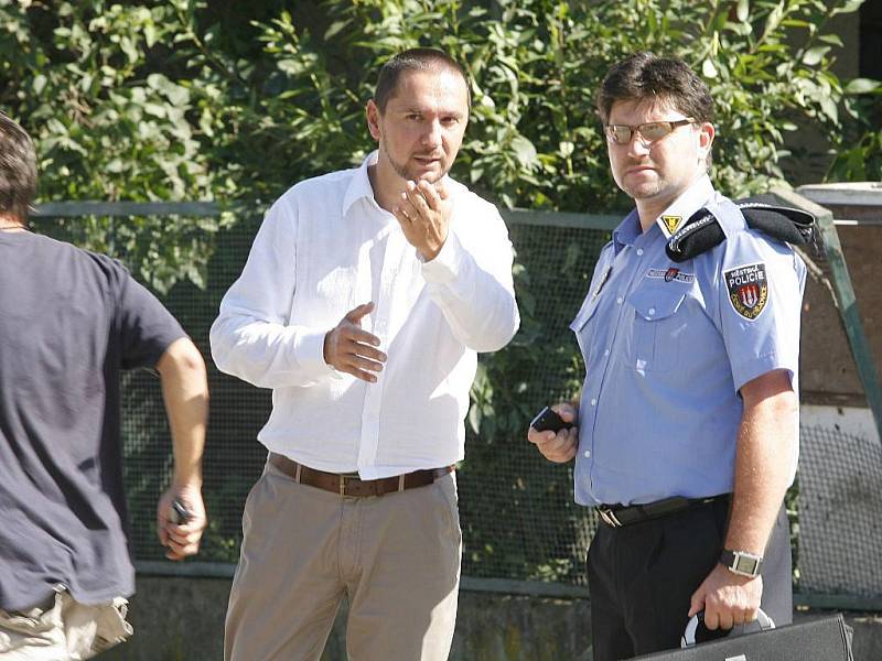 Primátor Juraj Thoma v diskuzi s policistou v Alešově ulici krátce po výbuchu.