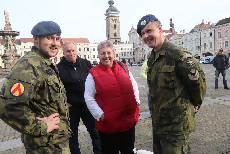 Armáda, policie a hasiči na českobudějovickém náměstí. To je připomínka vzniku samostatného československého státu.