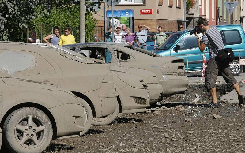 Českobudějovická Alešova ulice chvíli po výbuchu, kte­rý poškodil téměř čtyřicet zaparkovaných aut.