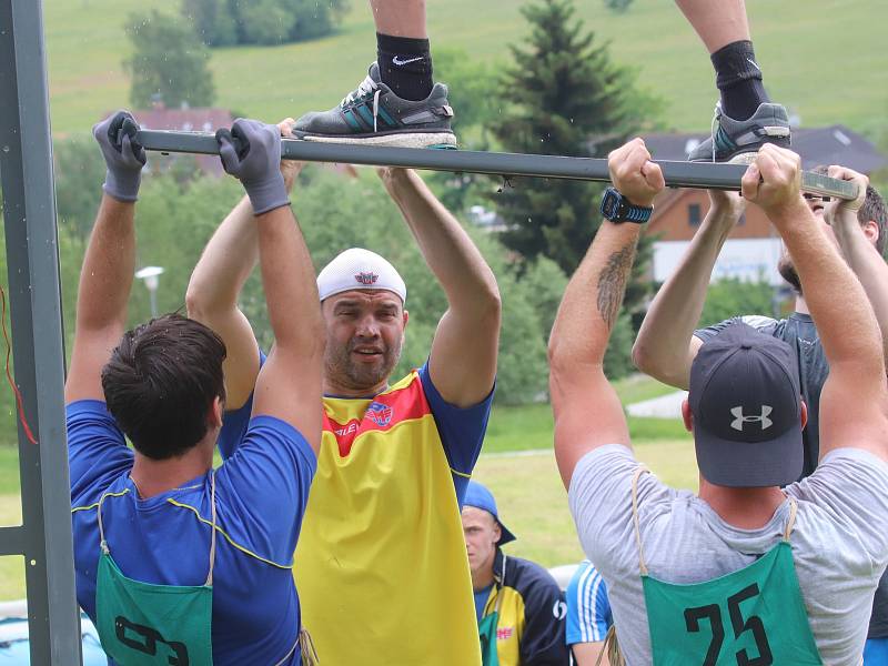 Martin Štrba (v bílé čepici) se aktivně zapojil do team buildingu na Lipně.