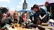 V Českých Budějovicích začal třídenní festival Literatura žije. Na náměstí se v improvizované knihovně rozdává na 7000 knih.