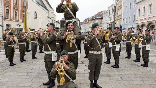 Takhle jako ve Welsu už vojenští muzikanti nezahrají.