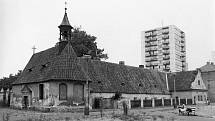 Špitálek a kostelík v ulici U Trojice v Českých Budějovicích. Kostelík je zasvěcen Nejsvětější Trojici. Na snímku v roce 1976.