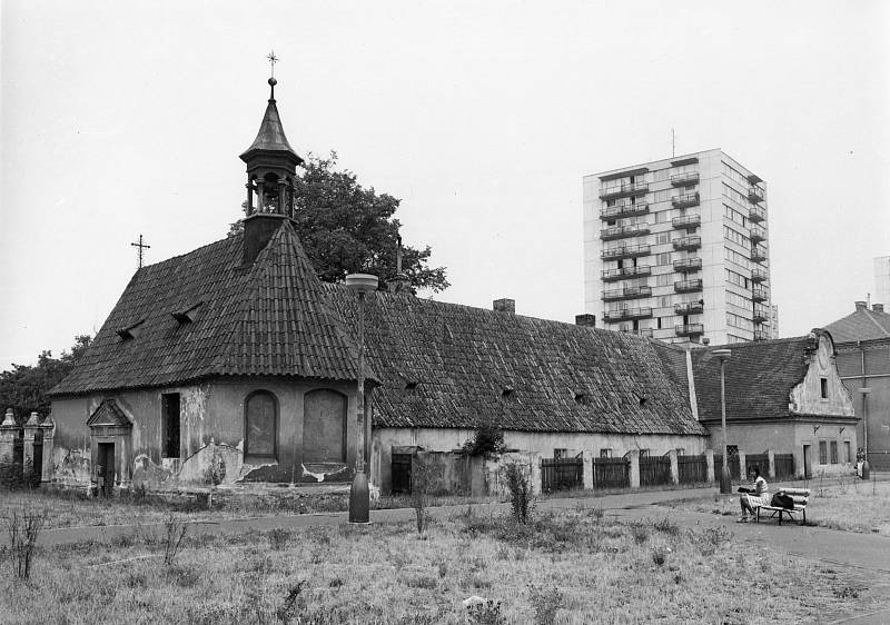 Špitálek a kostelík v ulici U Trojice v Českých Budějovicích. Kostelík je zasvěcen Nejsvětější Trojici. Na snímku v roce 1976.