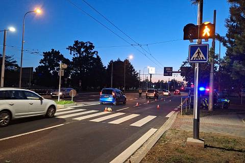 Na přechodu pro chodce mezi ulicemi Fr. Ondříčka a Bezdrevská v Budějovicích došlo ve středu odpoledne ke střetu auta s chodci.