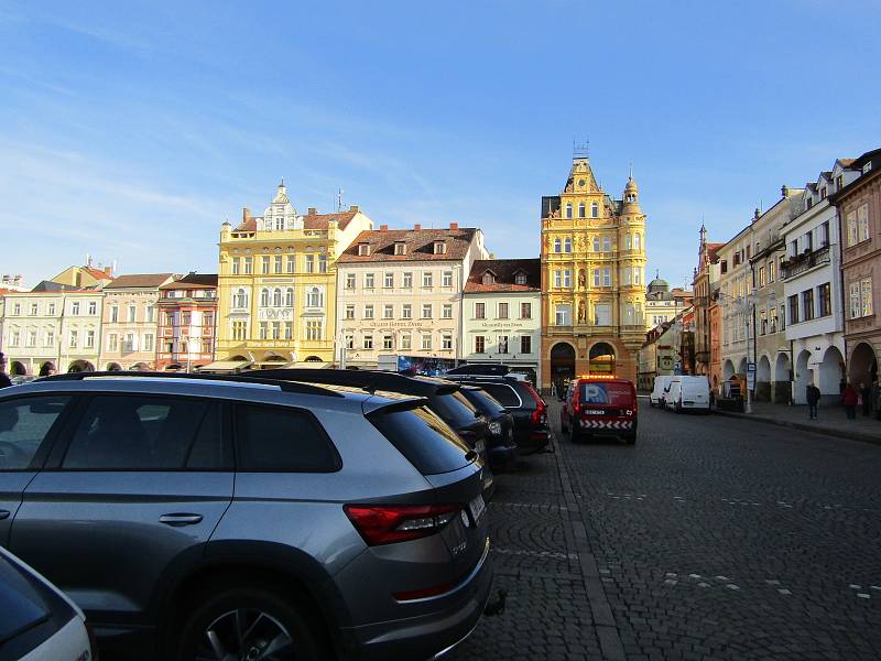 Příklady špatného parkování v centru Budějovic odměněné po zásluze pokutou a botičkou.