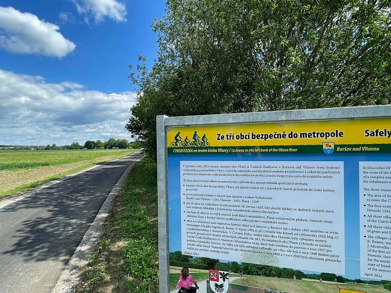 Nová stezka pro pěší a cyklisty z Boršova nad Vltavou do Plané.