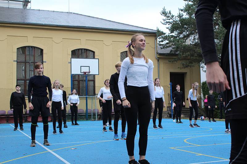 Studenti Gymnázia Česká nacvičili spartakiádní sestavu.