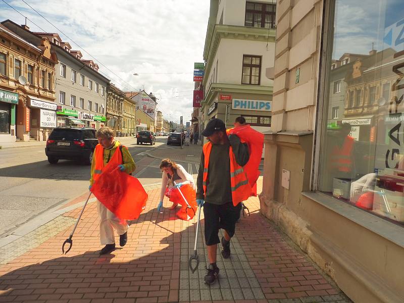 Budějčtí bezdomovci uklízeli v pátek 3. července Rudolfovskou třídu. Vedl je dobrovolník František. Za odměnu dostanou stravenky.