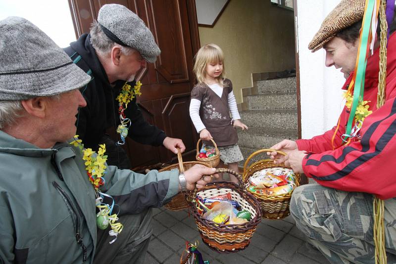 Velikonoční tradici dodržuje v Boršově nad Vltavou trojice kamarádů. Koledují pro místní dětský domov.