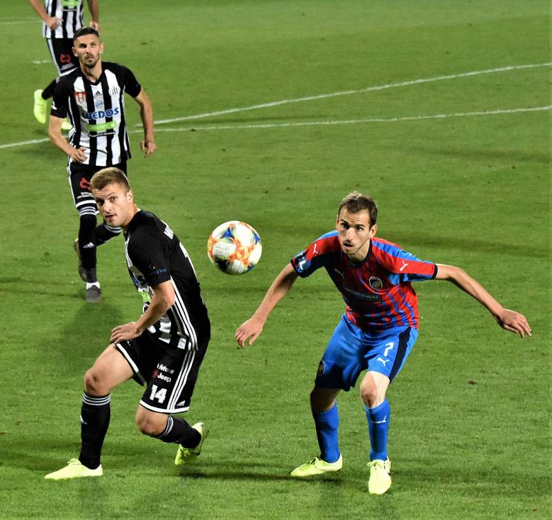 Fotbalisté Dynama v 10. kole FORTUNA:LIGY se v sobotu večer střetli na Střeleckém ostrově s Viktorií Plzeň a přes veškerou snahu favorizovanému soupeři podlehli možná až trošku příliš krutě 0:3.