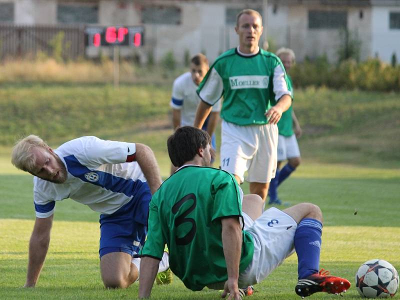 V bílém hrající Dolní Bukovsko doma se Suchdolem (2:2) zachraňovalo bod gólem Jiřího Kliky v 89. minutě, kdy hrálo bez dvou vyloučených. 