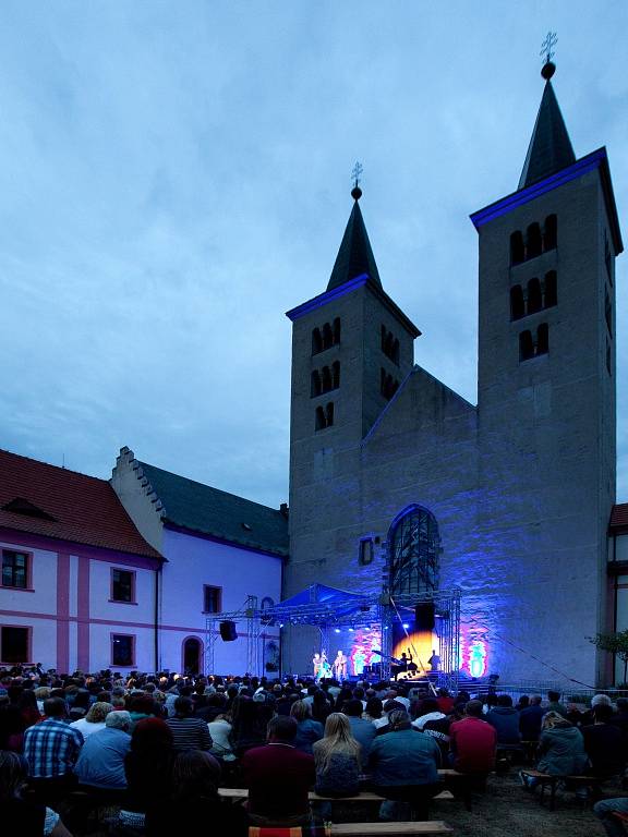 Irský písničkář a držitel Oscara Glen Hansard zahrál 1. srpna na nádvoří kláštera v Milevsku. Kulisou byly dvě klášterní věže.