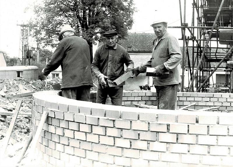 Stavba nákupního střediska v roce 1982.