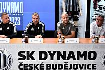 Na tiskovce Dynama zleva trenéři Tomáš Zápotočný a Marek Nikl, kapitán týmu Martin Králik a sportovní ředitel Milan Čadek.