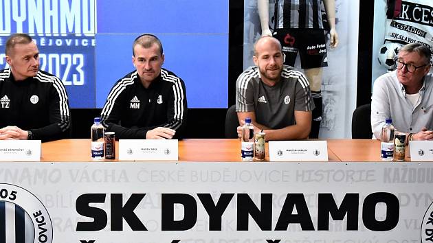 Na tiskovce Dynama zleva trenéři Tomáš Zápotočný a Marek Nikl, kapitán týmu Martin Králik a sportovní ředitel Milan Čadek.