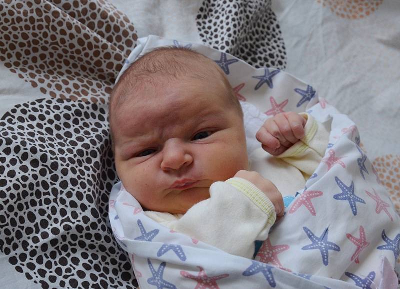 Natálie Hodoušová z Vimperka. Prvorozená dcera Markéty Šlemarové a Romana Hodouše přišla na svět 24. 10. 2021 ve 20.23 h. Váha po porodu ukazovala 3,90 kg.