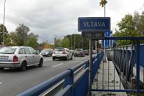 Další silniční most přes Vltavu by chtěla českobudějovická radnice. Chystá kvůli tomu změnu územního plánu u nemocnice. Na snímku je most přes Vltavu u vodárny.