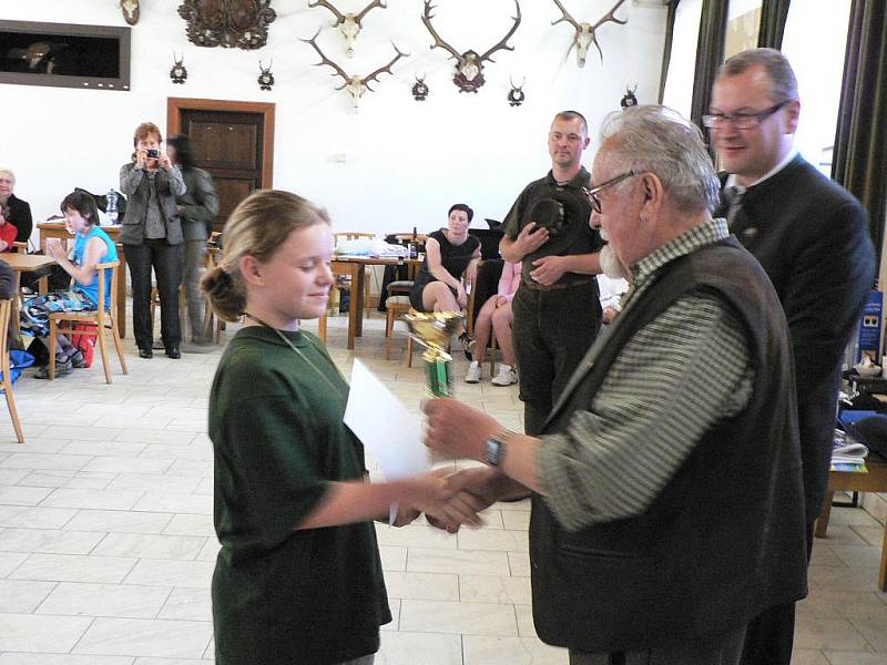 Soutěž Zlatá srnčí trofej v zámku Ohrada. Vítězka kategorie mladší žáci Michaela Trnková.