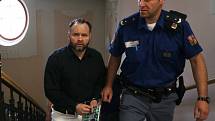 Eskorta přivedla ve středu 27. dubna před krajský soud obžalovaného drogového bosse z Vimperka, Rudolfa Chalaše.