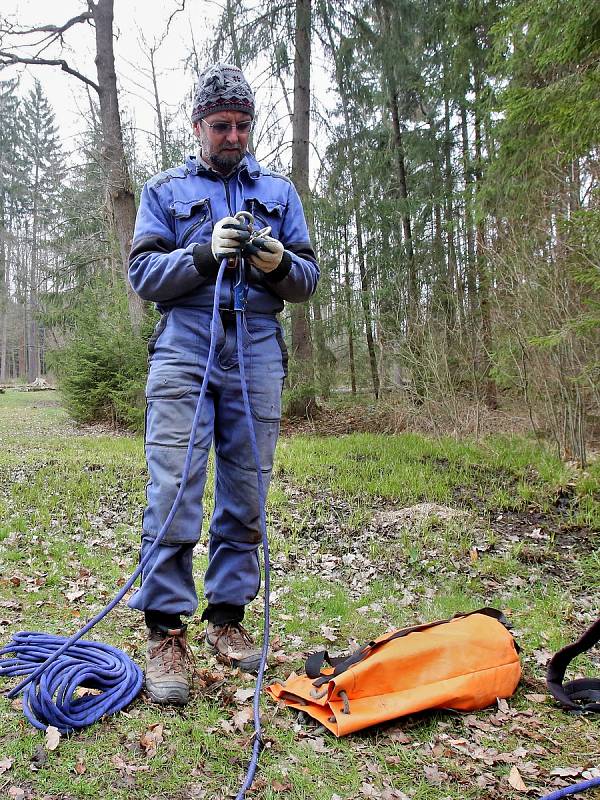 Archeologové spolu s jeskyňáři prozkoumali studnu Mikšova dvoru v Trocnově.