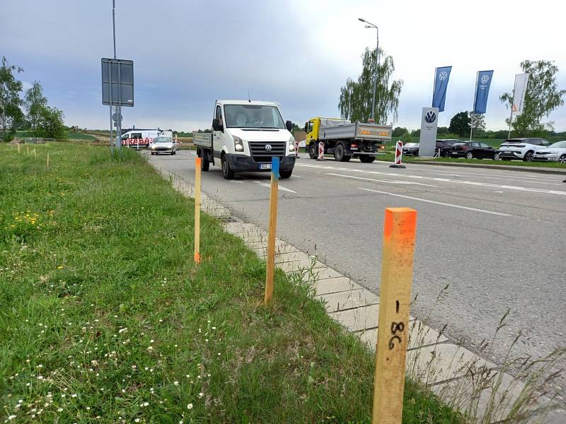 Stavba kruhové křižovatky v Branišovské ulici v Českých Budějovicích.