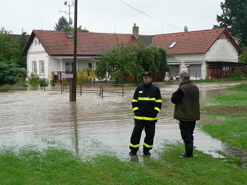 Vytrvalý déšť zvedl hladinu Břehovského potoka a jeho přítoků a v Češňovicích voda zatopila dvě stavení na návsi. Pod vodou zmizel mostek přes potok a v době kulminace hladiny se nedalo ani poznat, kde je koryto potoka vyzděné kamenem a kde končí hráz.