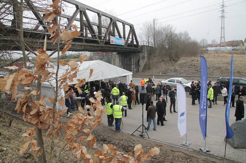 Ve středu dopoledne byla u Ševětína slavnostně zahájena výstavba úseku dálnice D3 Ševětín-Borek.