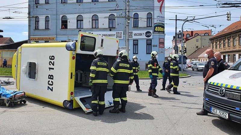 Nehoda osobního auta a sanitky v Českých Budějovicích.