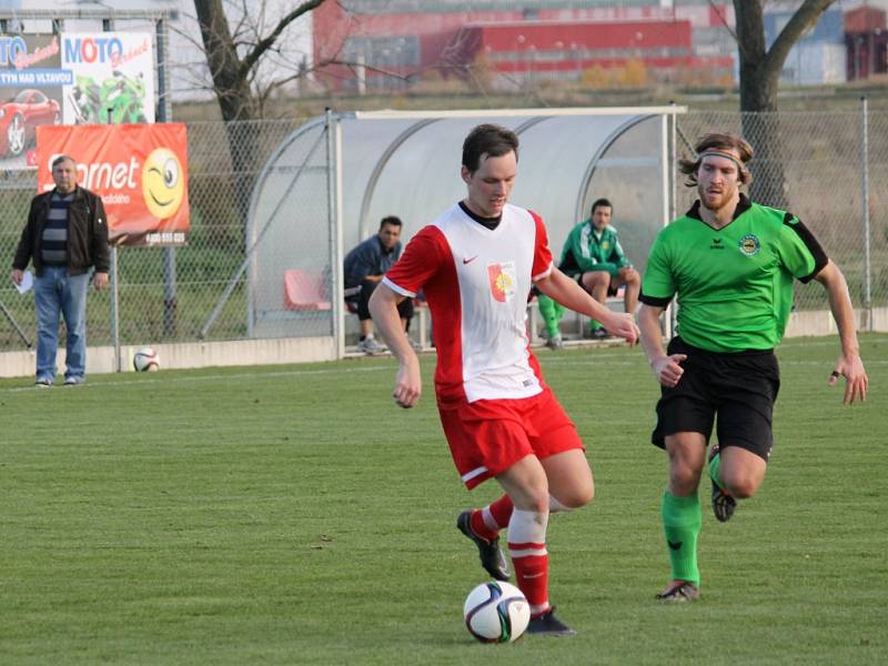 Slavoj Temelín (v červenobílém) se rozloučil s podzimní sezonou vítězstvím, doma porazil Neplachov 3:0.  