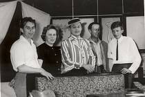 Ochotníci z Trhových Svinů hráli představení Charleyova teta v roce 1966 s významným hostem Lubomírem Lipským (uprostřed).
