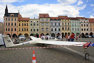 Kolemjdoucí si zkoušeli nasednout do letadla, které bylo upevněné na českobudějovickém náměstí.