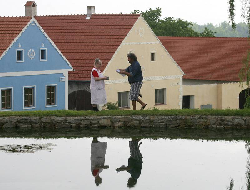 První klapka nové komedie Zdeňka Trošky s názvem Babovřesky padla 22. května na návsi v Dobčicích na Budějovicku.