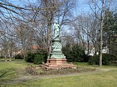 V parku na Sadech je umístěný pomník Vojtěcha Lanny. Foto: Archiv Magistrátu města České Budějovice