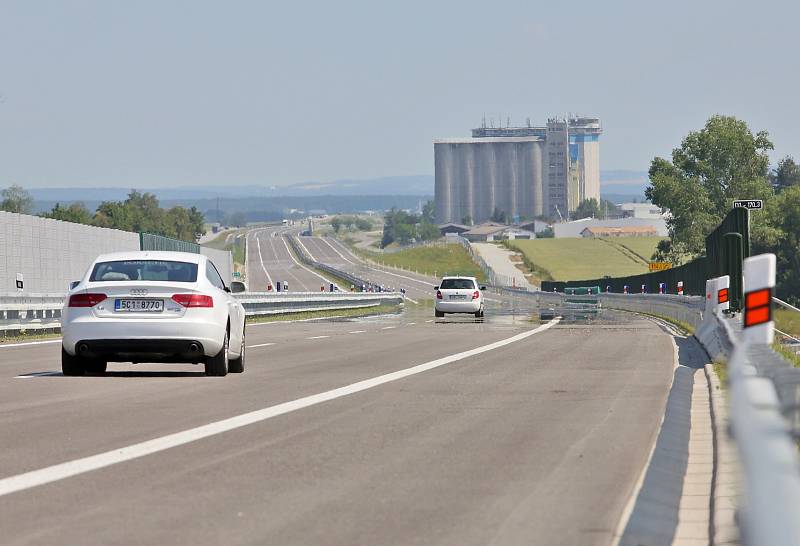 Mezi Ševětínem a Bošilcem je zprovozněn další úsek dálnice D3. Je o jeden kilometr delší, než byl původní předpoklad a měří 9,1 km.