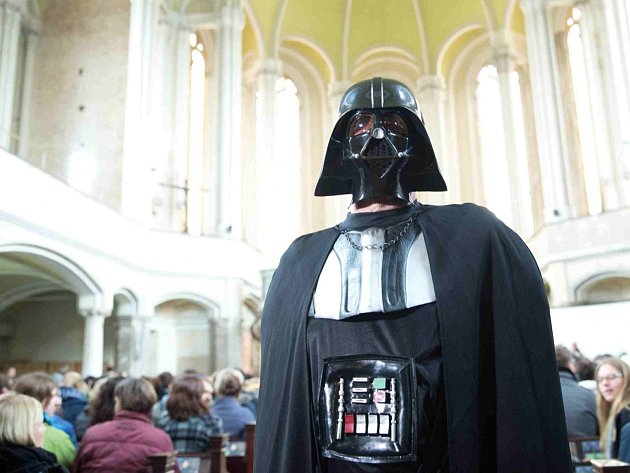 Multikino CineStar v Českých Budějovicích promítá sci-fi film Star Wars: Síla se probouzí v pěti sálech. Na půlnoční premiéru se prodalo skoro 1000 lístků. Na snímku jeden z fanoušků filmu v kostýmu.