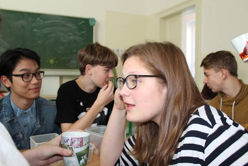 Na Gymnáziu J.V. Jirsíka v Českých Budějovicích měli někteří studenti pozměněný rozvrh. V 1. A studenti první dvě hodiny posnídali s třídním učitelem.