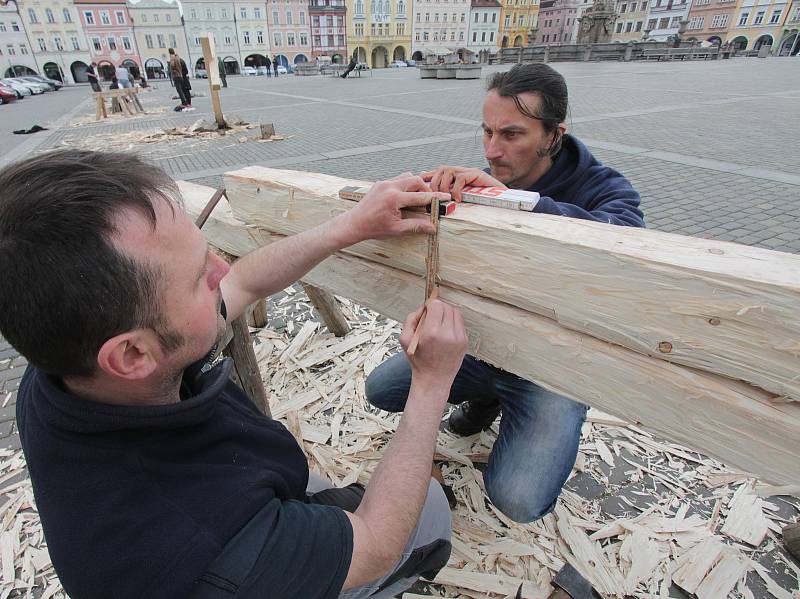 Velikonoční zvyky,tesání křížů na českobudějovickém náměstí