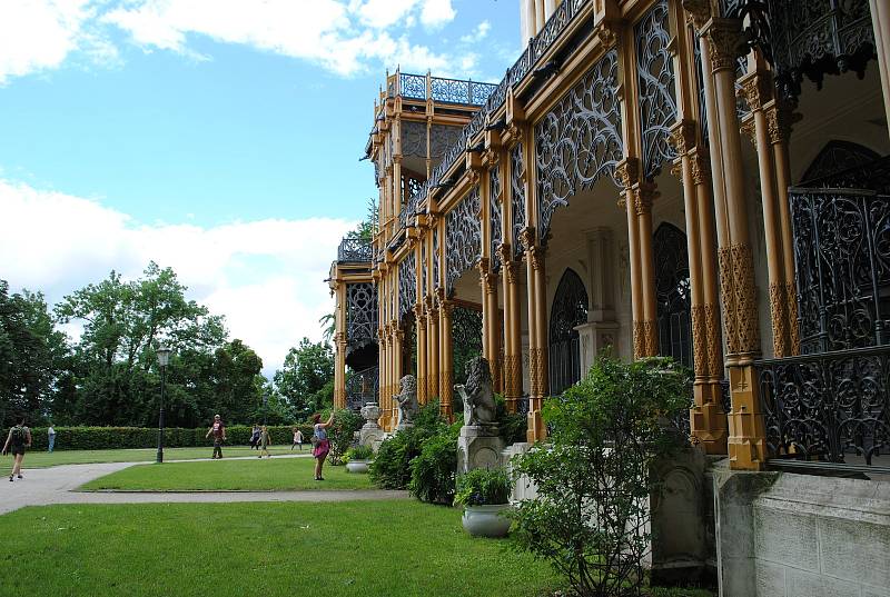 Zámek Hluboká obklopují okrasné zahrady a anglický park, v bývalé zámecké jízdárně je Alšova Jihočeská galerie.