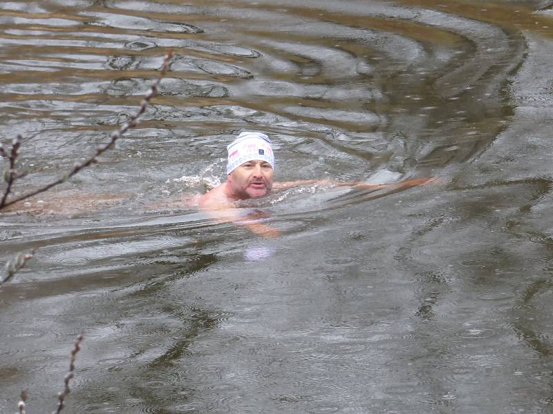 Druhého ročníku akce Nebuďme chladní aneb první jarní ponor do řeky Malše se zúčastnilo 70 otužilců.