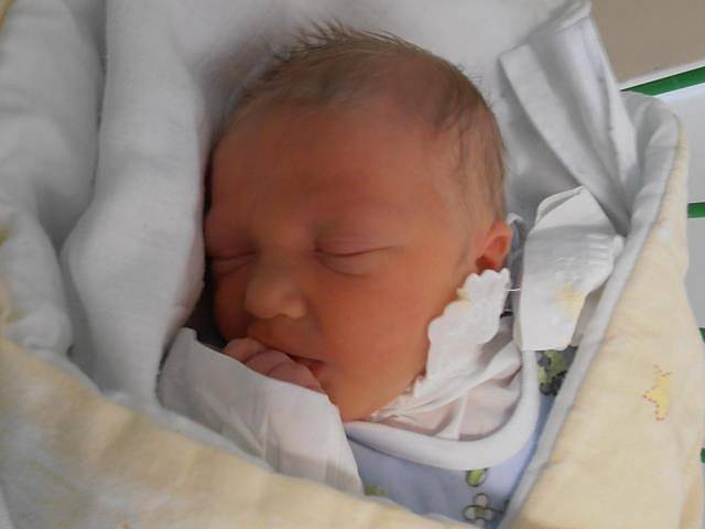 3,32 kg – to byla porodní váha, kterou se pyšnil chlapec jménem Šimon Zabilka. Ten se narodil v pondělí 12.8.2013 ve 13 hodin a 47 minut. Vyrůstat bude spolu s dvouletým bráškou Románkem v Chotýčanech. 