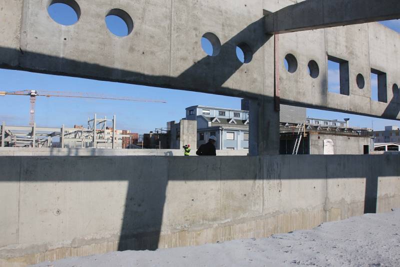 Zvětšené a modernější obchodní centrum na budějovické Pražské třídě se otevře koncem října.