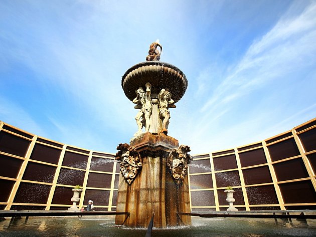 Zakrytou Samsonovu kašnu na českobudějovickém náměstí si prohlédlo asi 32 000 lidí. Autorem výstavního projektu pro Dům umění byl architekt Jan Šépka.