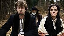 Ústřední dvojice Jan Dolanský a Lívia Bielovič jede na bryčce lesem. Vzadu sedí herec Dušan Lenci. 