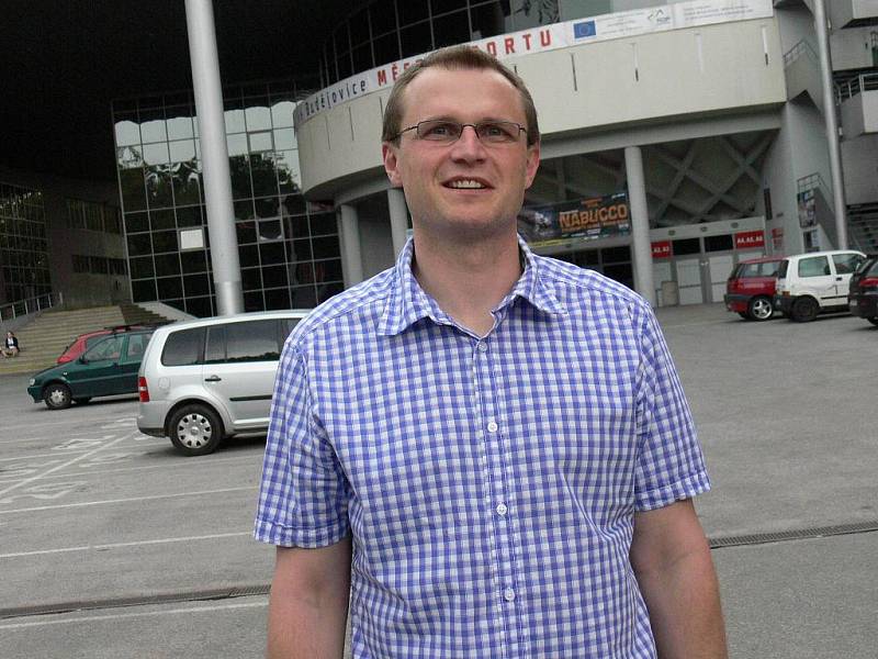 Bývalý extraligový útočník Aleš Krátoška 1. května oficiálně nastoupil do funkce manažera mládeže HC České Budějovice, o.s. Smlouvu má zatím na rok.
