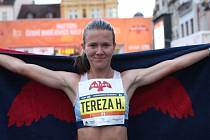 Tereza Hrochová slaví vítězství v českobudějovickém půlmaratonu.