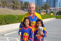 Karel Pražák v dresu Motoru s vnoučaty v Dubaji