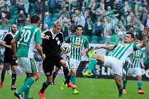 Fotbalisté Dynama prohráli v Praze s Bohemians 0:3 (na snímku Michal Škoda bojuje s Radou a Jindříškem).